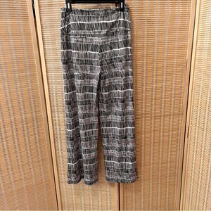 Arolina Back and White high waist wide leg Yoga pants Large  NWT